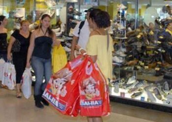 Vendas no Comércio Reagem e Crescem 0,2% em Agosto, Interrompendo Sequência de Quedas