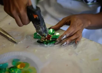 Censo Revela: Mulheres Mais Instruídas, Mas Salários Ainda Inferiores aos dos Homens