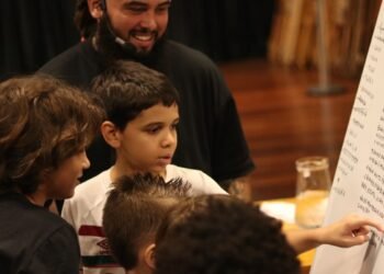 Batalhas de Poesia Chegam às Escolas Públicas do Rio, Estimulando a Expressão Jovem