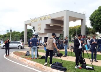 Bolsonaro Preso: Ex-Presidente Detido e Manchetes Dominam a Imprensa Mundial