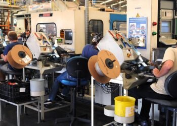 Produção Industrial Brasileira Apresenta Leve Crescimento em Outubro, Aponta IBGE